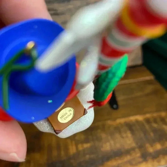 Carlton Cards Heirloom Ornament 2000 PADDINGTON'S CHRISTMAS JOURNEY - Picture 8 of 8